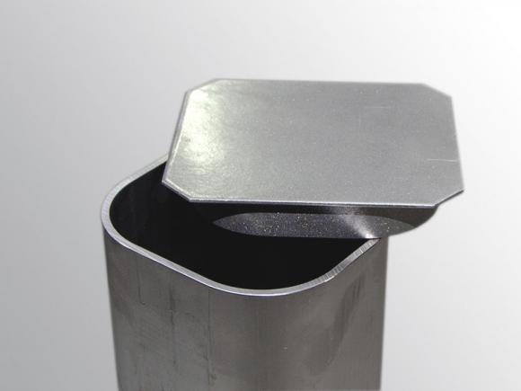 Dekiel aluminiowy zabezpieczający tuleje krzyżakiem